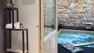 Suite superior, hidromasaje | Baño | Regadera, amenidades de baño de diseñador, secadora de cabello
