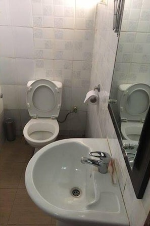 Dusche, kostenlose Toilettenartikel, Haartrockner, Handtücher