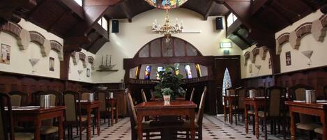 Déjeuner et dîner servis sur place, spécialités Cuisine internationale