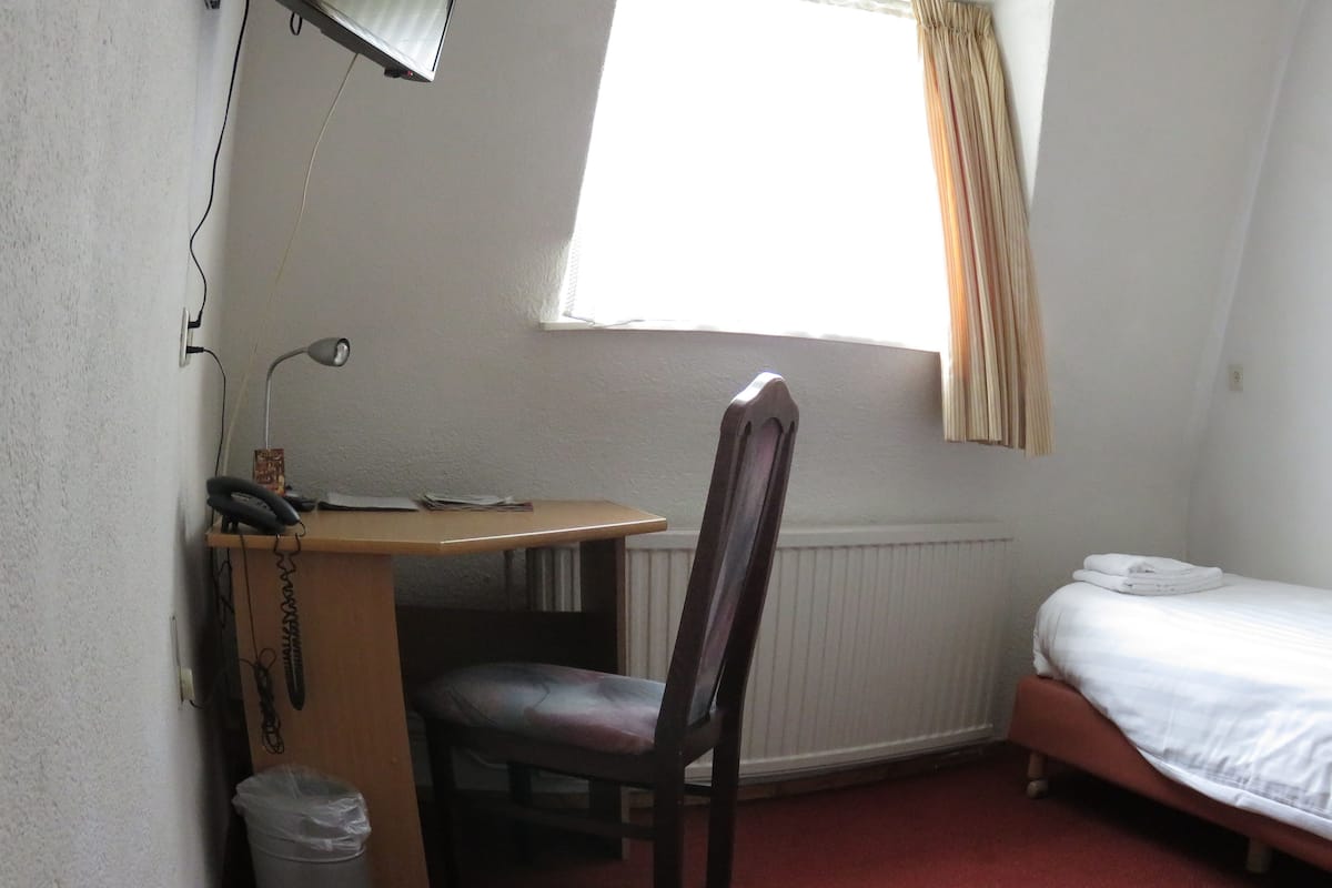 Single Room | Desk, iron/ironing board, cribs/infant beds, free WiFi