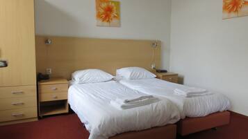 Bureau, fer et planche à repasser, lits bébé (en supplément)