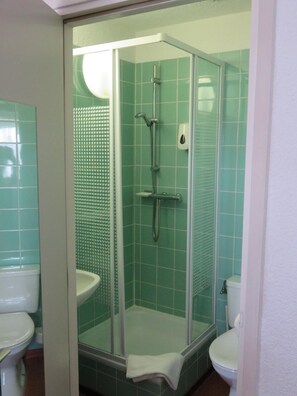 Een douche, een haardroger, handdoeken