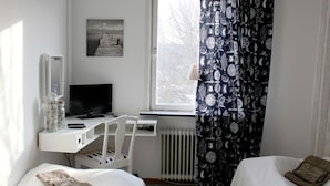 Escritorio, cortinas blackout, wifi gratis y decoración personalizada 