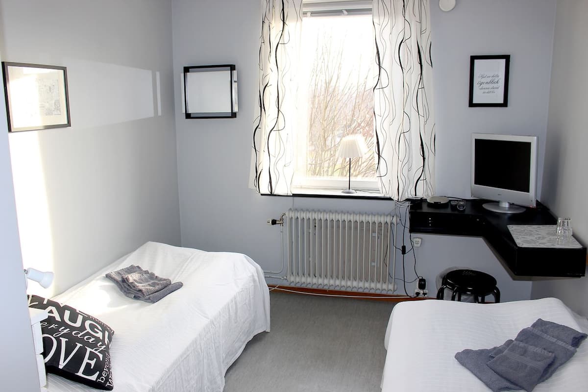Habitación doble | Decoración personalizada, muebles diferentes y escritorio