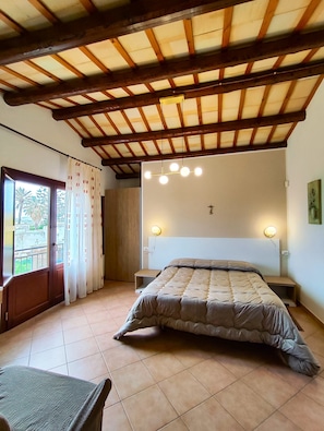 Quarto superior, vista para a lagoa | Roupas de cama premium, edredons de pluma, escrivaninha