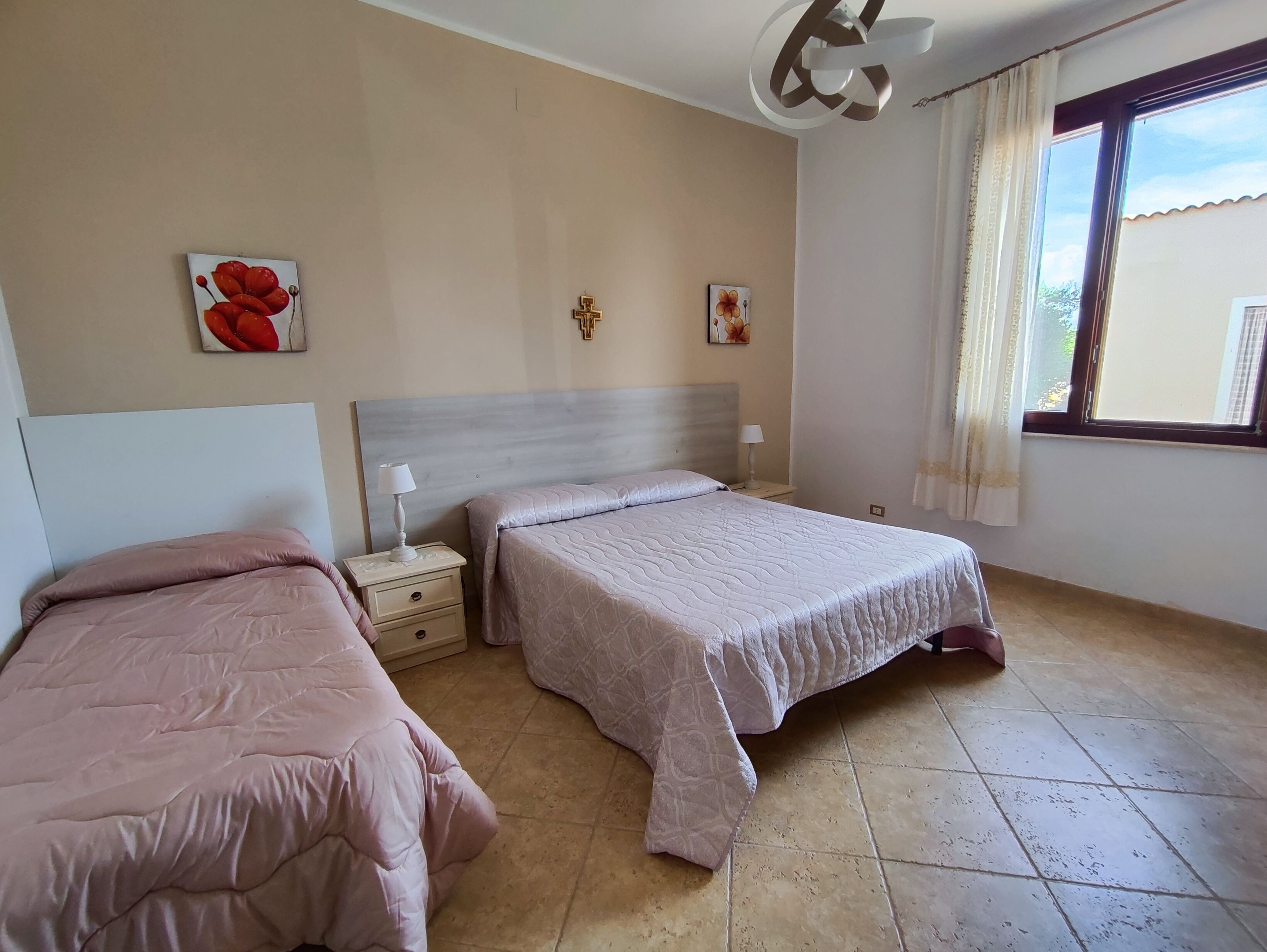 Ropa de cama de alta calidad, cubrecamas, escritorio y wifi gratis 