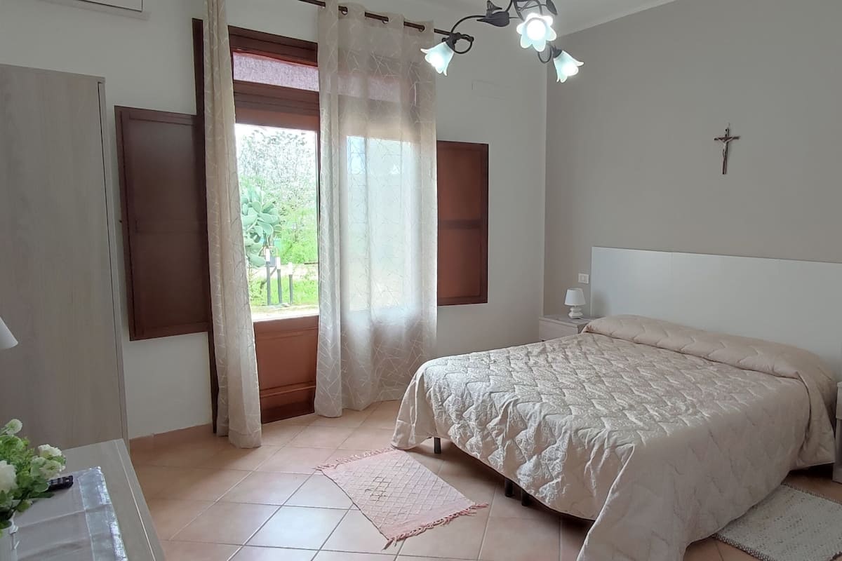 Kamer, 1 twee- of 2 eenpersoonsbedden | Luxe beddengoed, donzen dekbedden, een bureau, gratis wifi