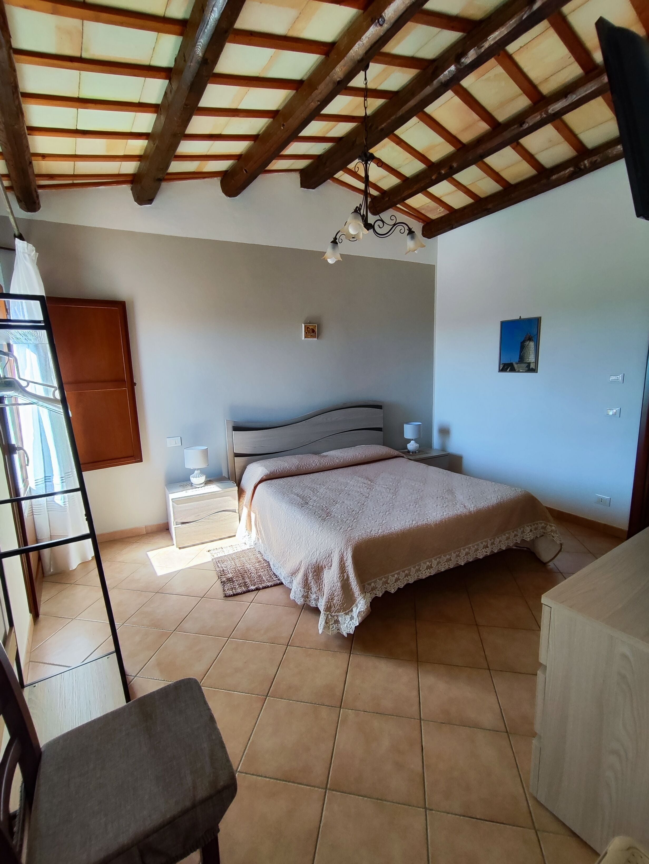 Ropa de cama de alta calidad, cubrecamas, escritorio y wifi gratis 