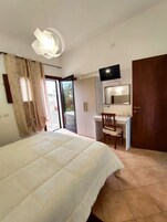 Ropa de cama de alta calidad, cubrecamas, escritorio y wifi gratis 