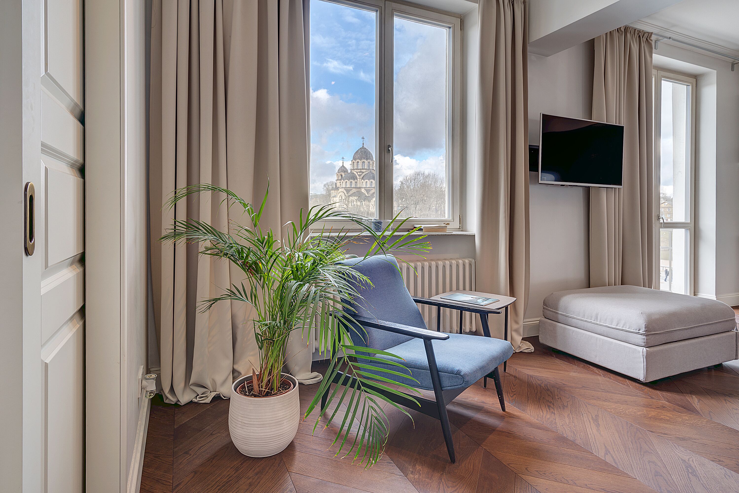 Departamento de lujo, 2 habitaciones, vista al río | Área de sala de estar | Televisión de pantalla plana de 107 cm con canales por cable 