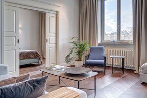 Apartamento superluxo, 2 quartos, vista para o rio | Sala de estar | TV de tela plana 107 cm com canais a cabo, TV