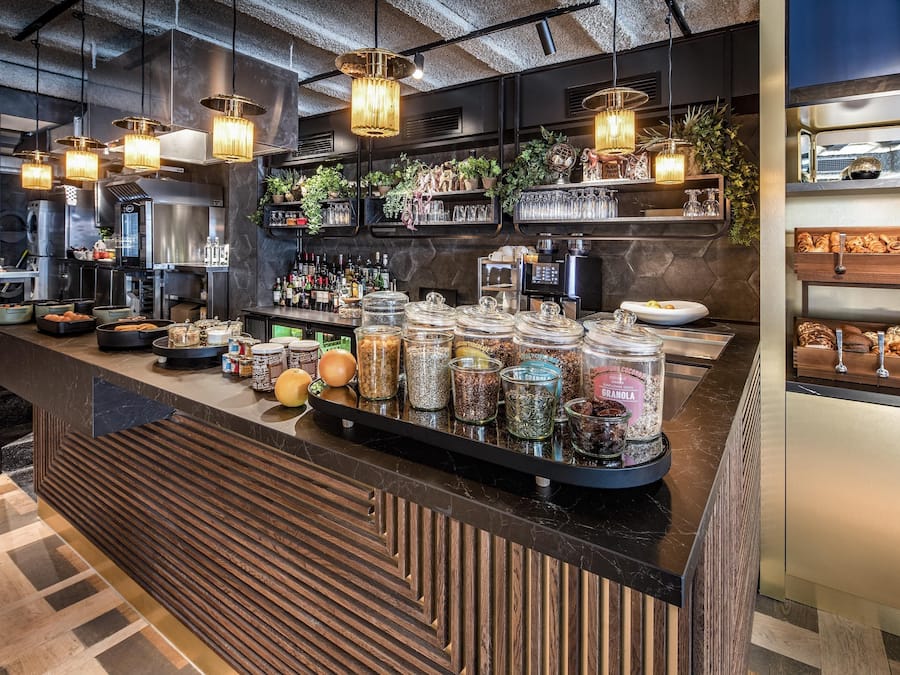 PÀivittÀinen buffetaamiainen (33 EUR per henkilö)