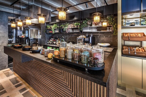 Petit déjeuner buffet (33 EUR par personne)