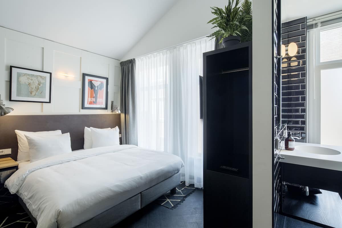 Deluxe tweepersoonskamer | Luxe beddengoed, donzen dekbedden, een kluis op de kamer, een bureau