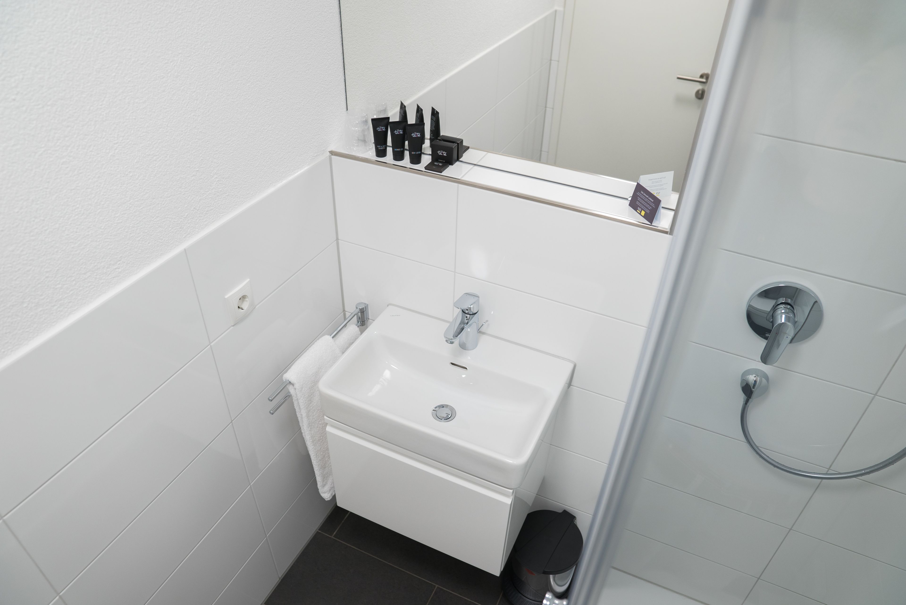deluxe double room | bathroom | shower, free toiletries, hair dryer, towels