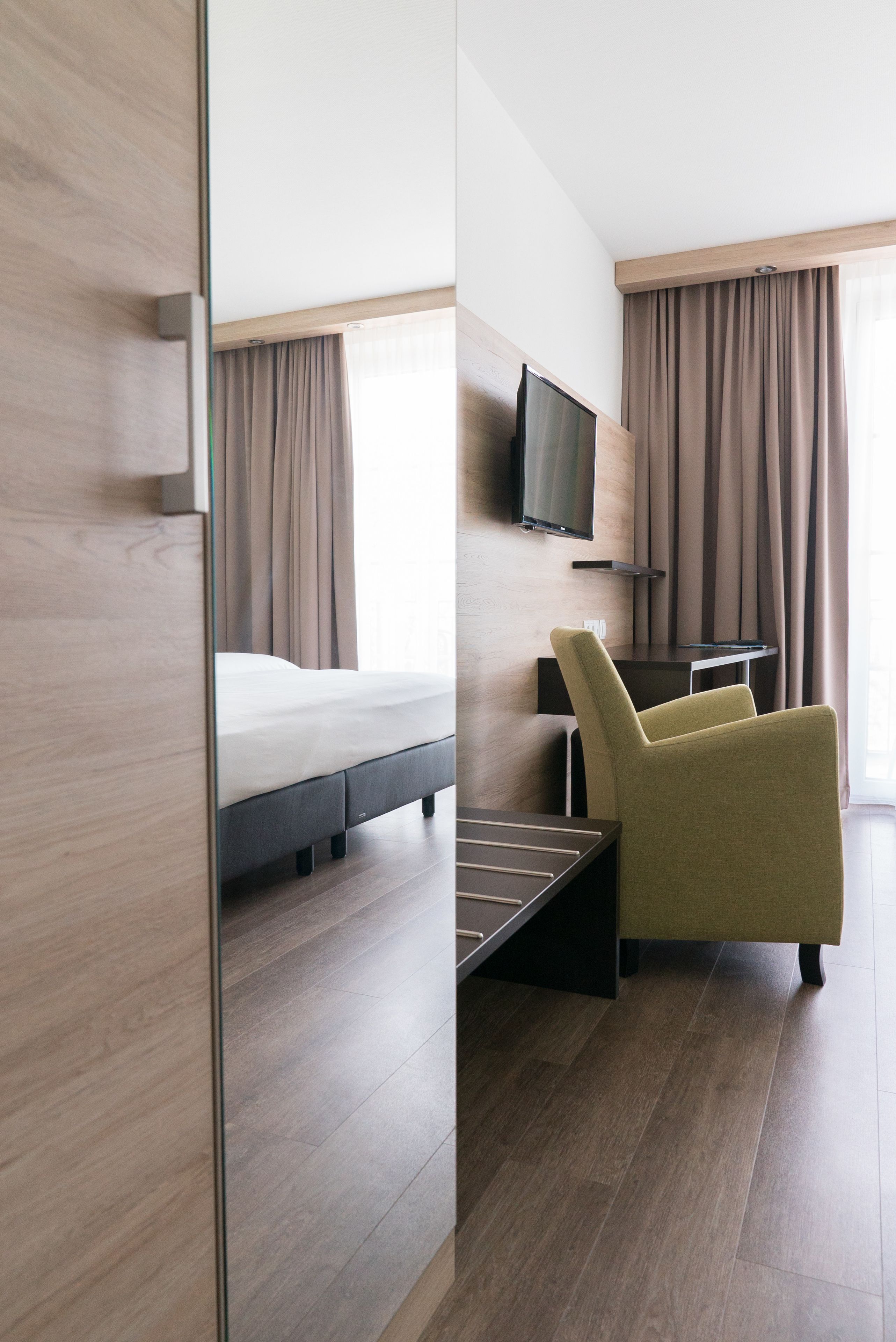 deluxe double room | in-room safe, desk, soundproofing, free wifi