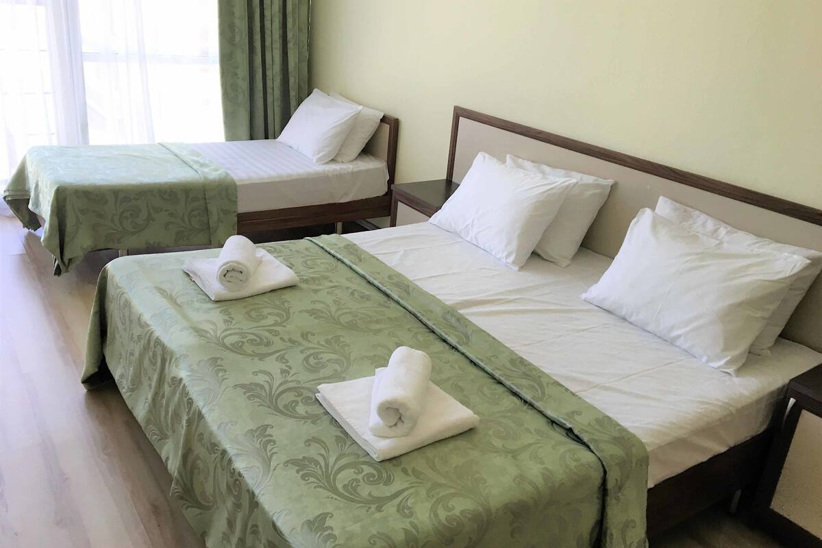 Standard Triple Room | Seterika/papan seterika, katil bayi/kot (surcaj), Wi-fi percuma