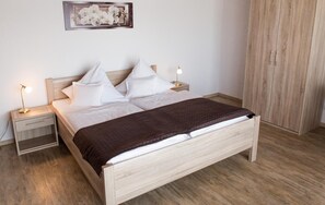 In-room safe, desk, blackout curtains, free cots/infant beds - Hotel Landgasthof Hohenauer Hof (Hohenau)