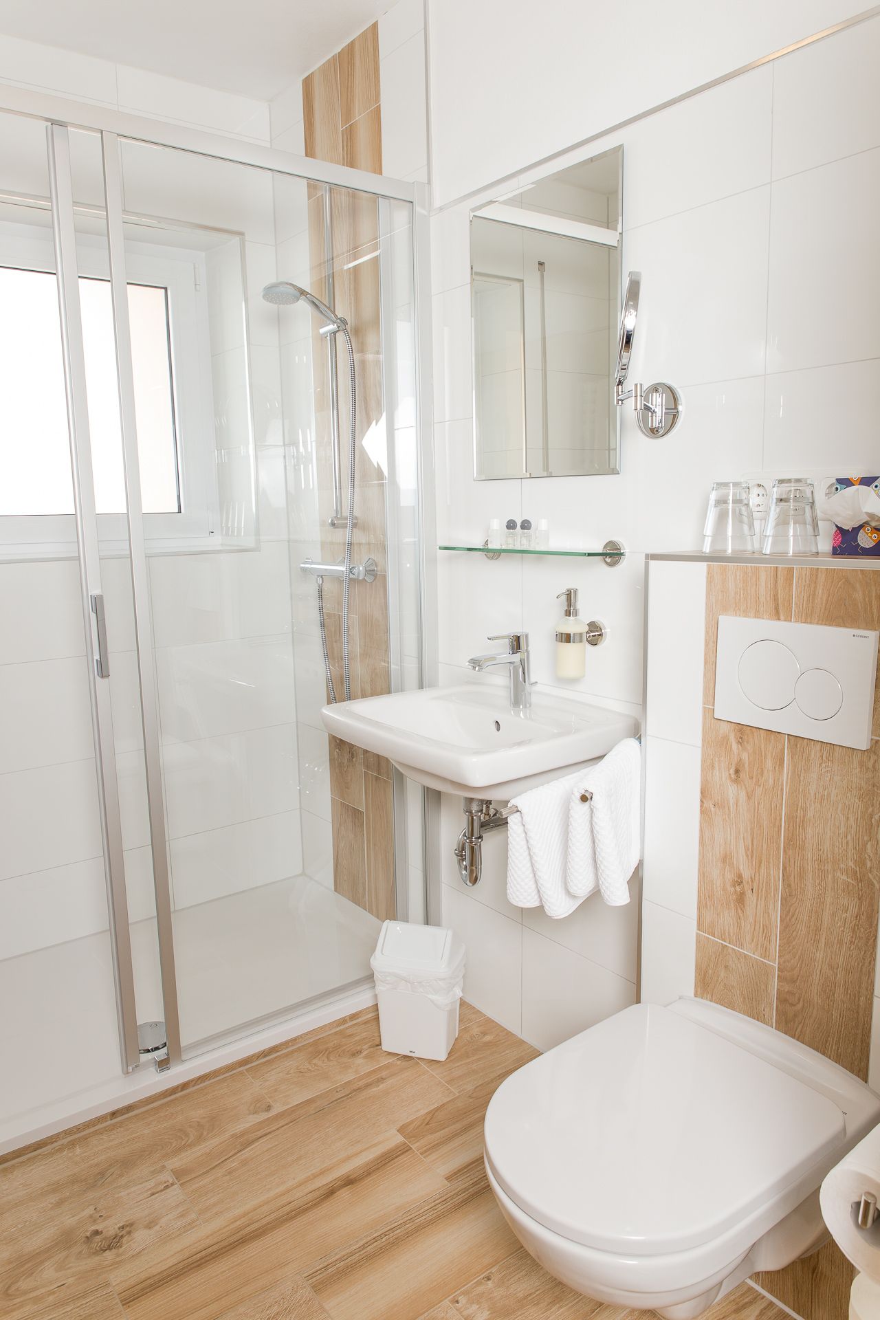 triple room | bathroom | shower, free toiletries, hair dryer, towels