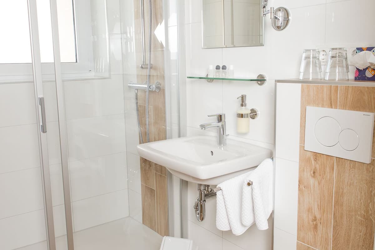 triple room | bathroom | shower, free toiletries, hair dryer, towels