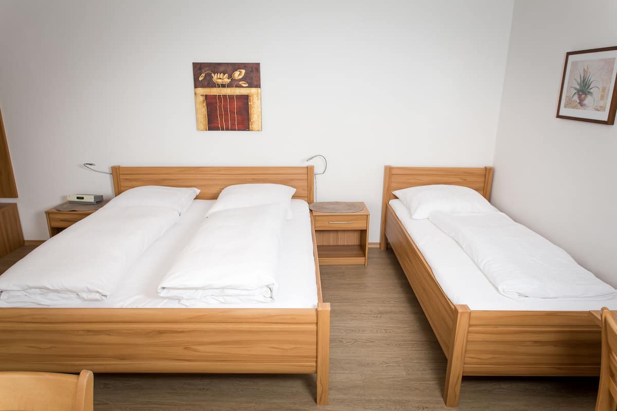 Habitación triple | Caja fuerte, escritorio, cortinas opacas y cunas gratuitas