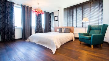 1 habitación, sistema de insonorización y tabla de planchar con plancha