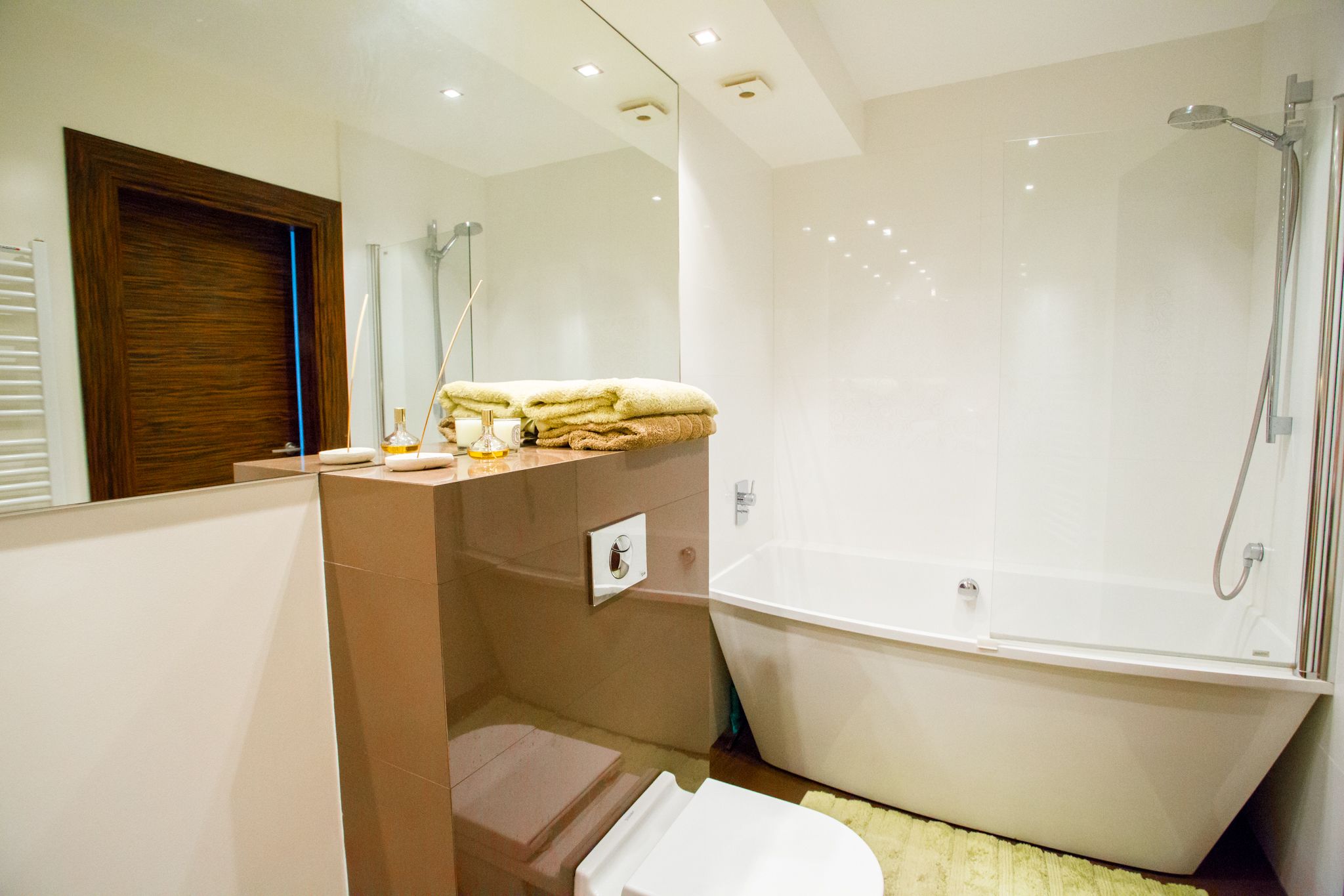 Apartment, Accessible, City View | Bathroom | Combined shower/tub, free toiletries, hair dryer, slippers