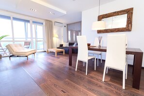 Apartamento, accesible para personas con discapacidad, vistas a la ciudad | Zona de estar | Una televisión de pantalla plana