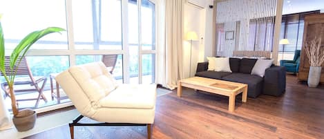 Departamento, con acceso para personas discapacitadas, vista a la ciudad | Área de sala de estar | Televisión de pantalla plana