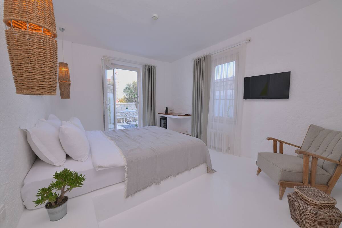 Room (Queen) | Premium bedding, in-room safe, WiFi (free), bed sheets