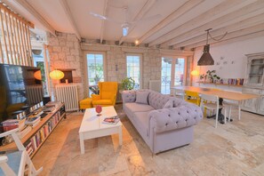 Lobby sitting area - Peremere Alacati Hotel (Cesme)