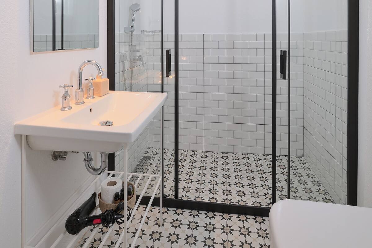 standard twin room | bathroom | shower, designer toiletries, hair dryer, slippers