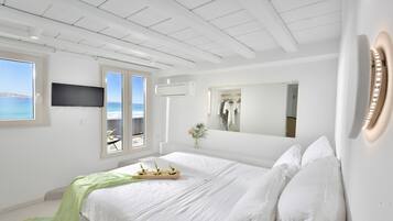 أغطية فراش متميزة وخزنة داخل الغرفة وتجهيزات عازلة للصوت ومكواة/لوح كي