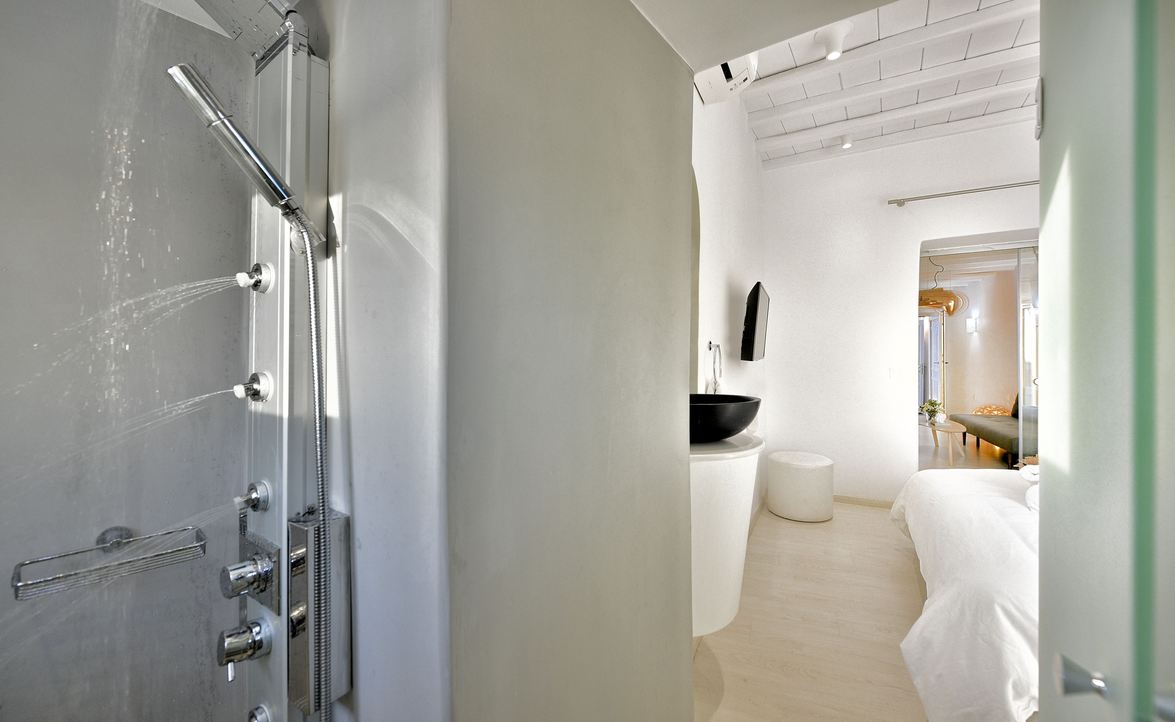 Un bagno moderno con doccia, lavandino e WC.