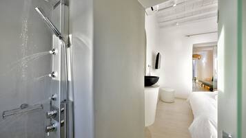 Un bagno moderno con doccia, lavandino e WC.