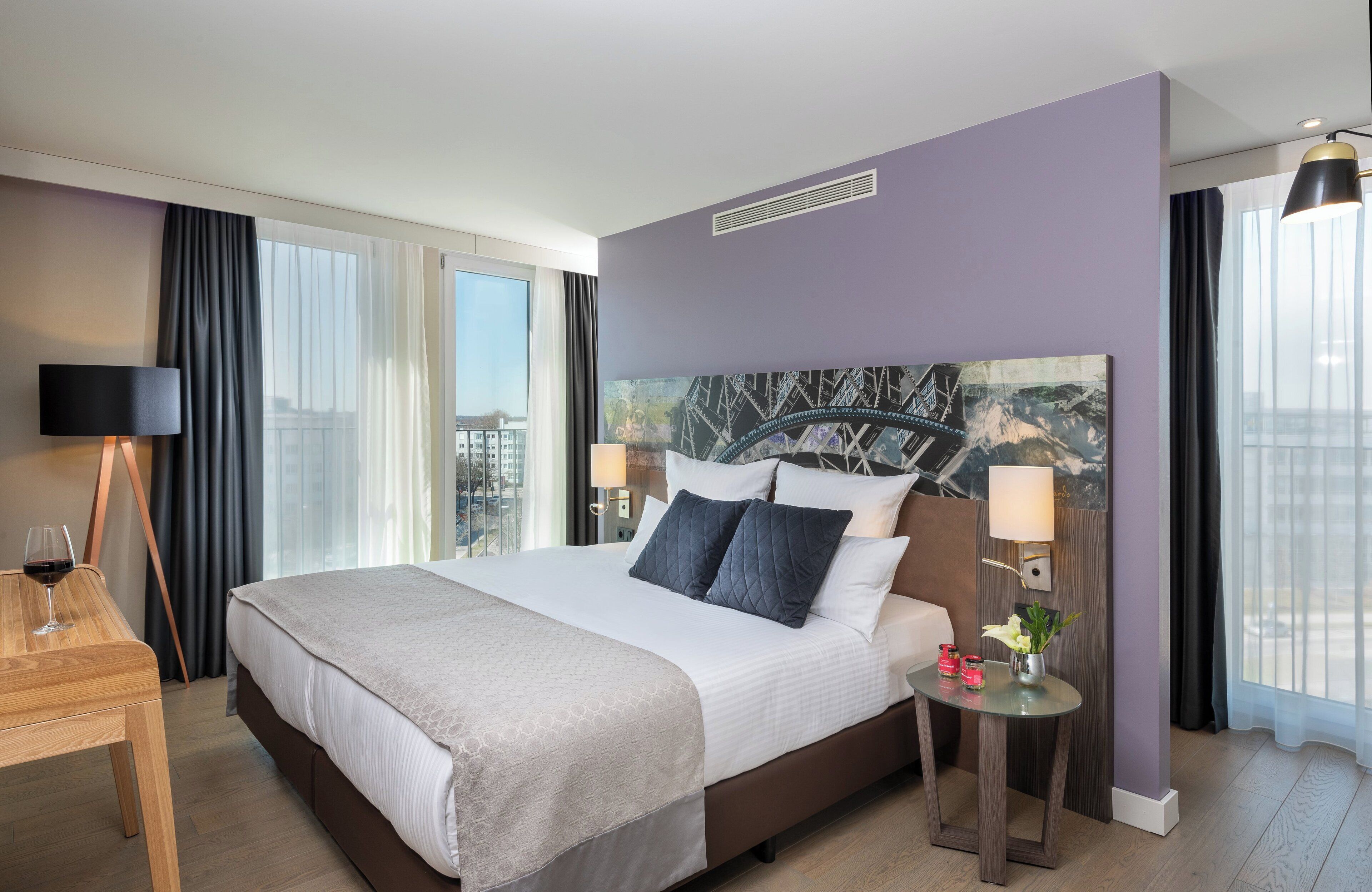 Caja de seguridad en la habitación y escritorio 