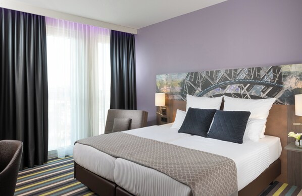 Quarto duplo conforto | Cofres nos quartos, escrivaninha, quartos à prova de som