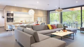 Großes Glueck Blaetterrauschen (Private Sauna) | Living area | Flat-screen TV