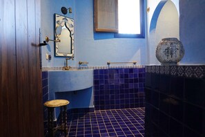 Double Room (Princesse Jade) | Bathroom | Free toiletries, hair dryer, towels