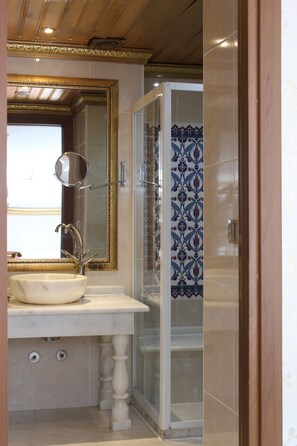 Standard Triple Room | Bathroom sink - Marmara Deluxe Hotel (Istanbul)