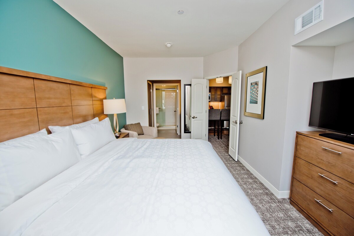 Suite, 1 Bedroom, Kitchen | Desk, WiFi (free), bed sheets
