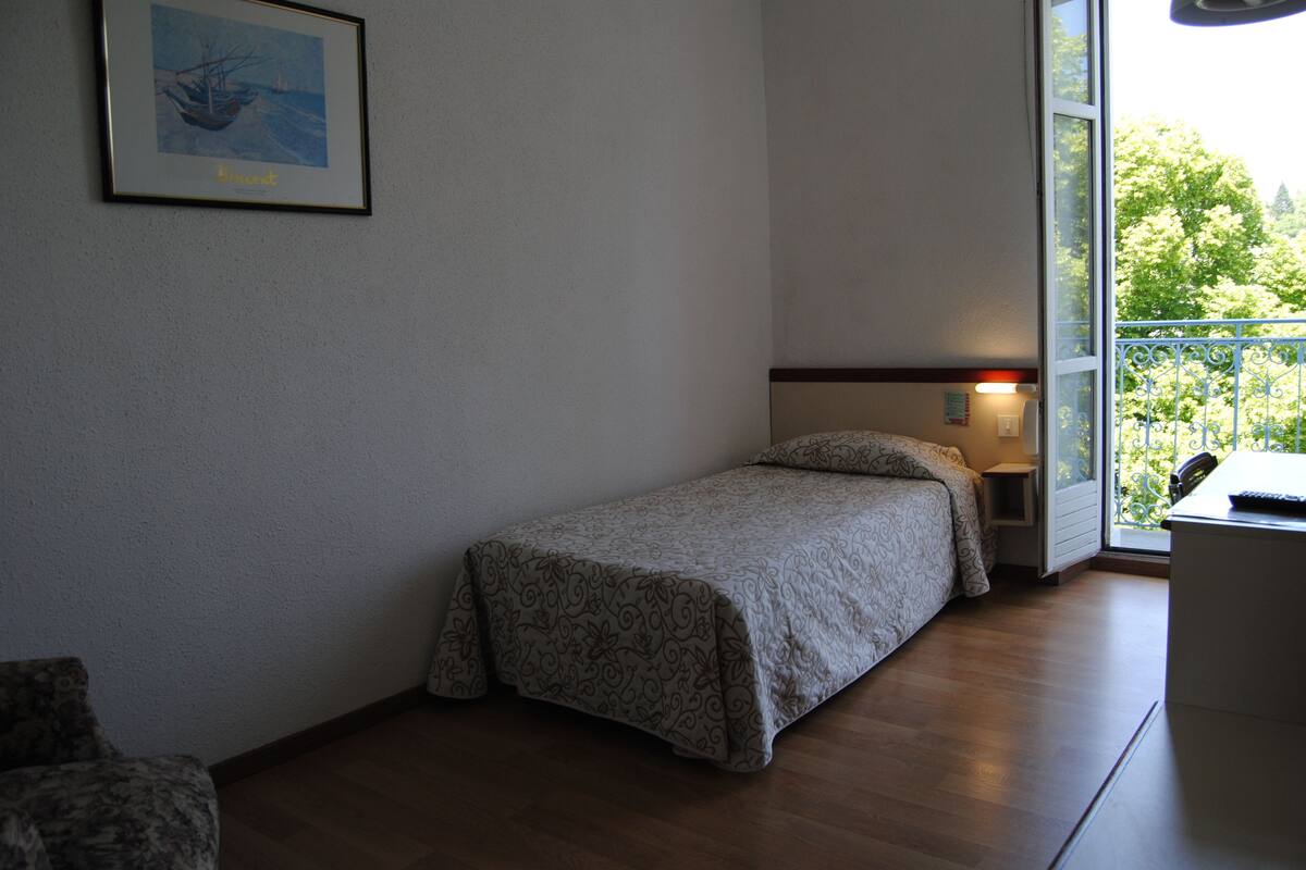 Single Room | Premium bedding, in-room safe, desk, blackout curtains