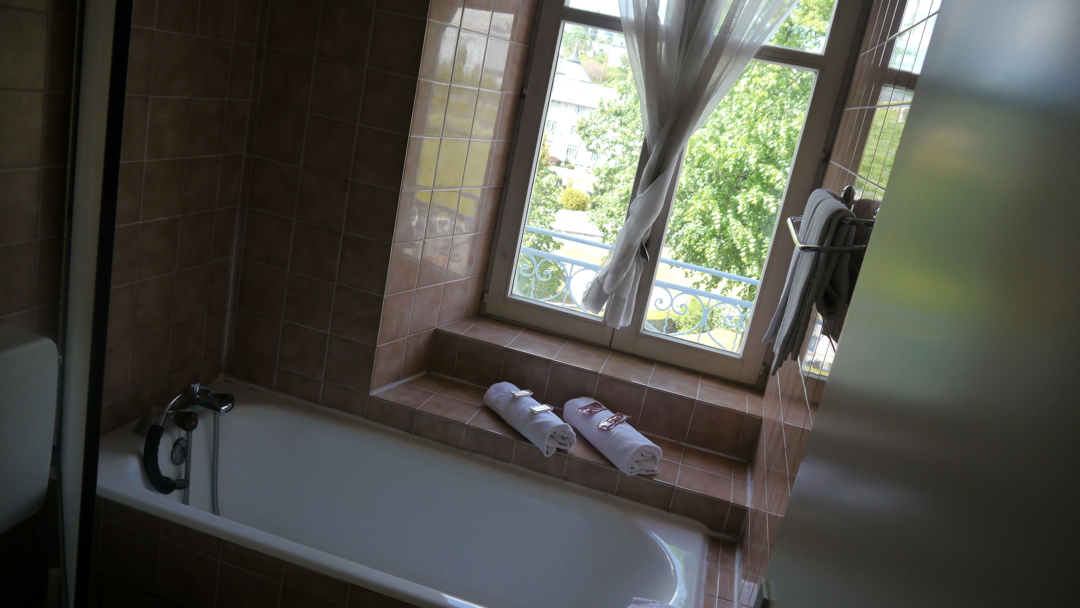 deep-soaking bathtub