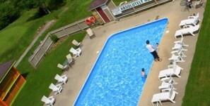 สระว่ายน้ำกลางแจ้ง