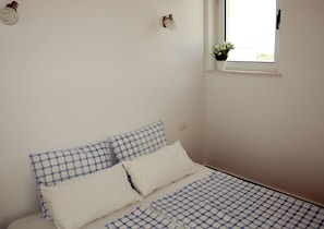 Studio Suite, Terrace, Mountain View | Premium bedding, down comforters, desk, soundproofing - Apartments Issa (Makarska)