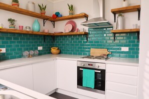 1 bedroom, premium bedding, free cribs/infant beds, free WiFi - Hounds of Love (Westcliff-on-Sea)