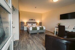 Habitación superior | Ropa de cama de alta calidad, escritorio, cortinas opacas y wifi gratis