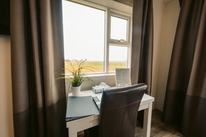 Habitación superior | Ropa de cama de alta calidad, escritorio, cortinas opacas y wifi gratis