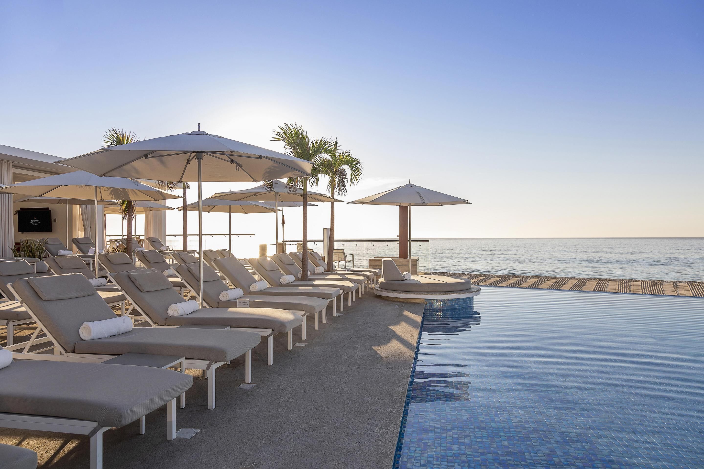 4 hồ bơi ngoài trời, lều (phụ phí), dù/ô trên bãi biển/hồ bơi 