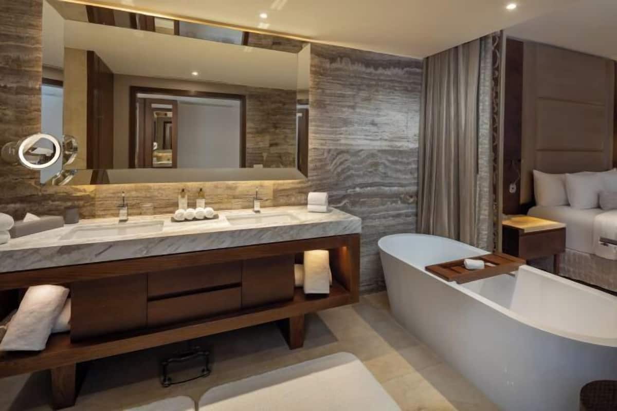 Salle de bain | Baignoire et douche séparées, articles de toilette griffés